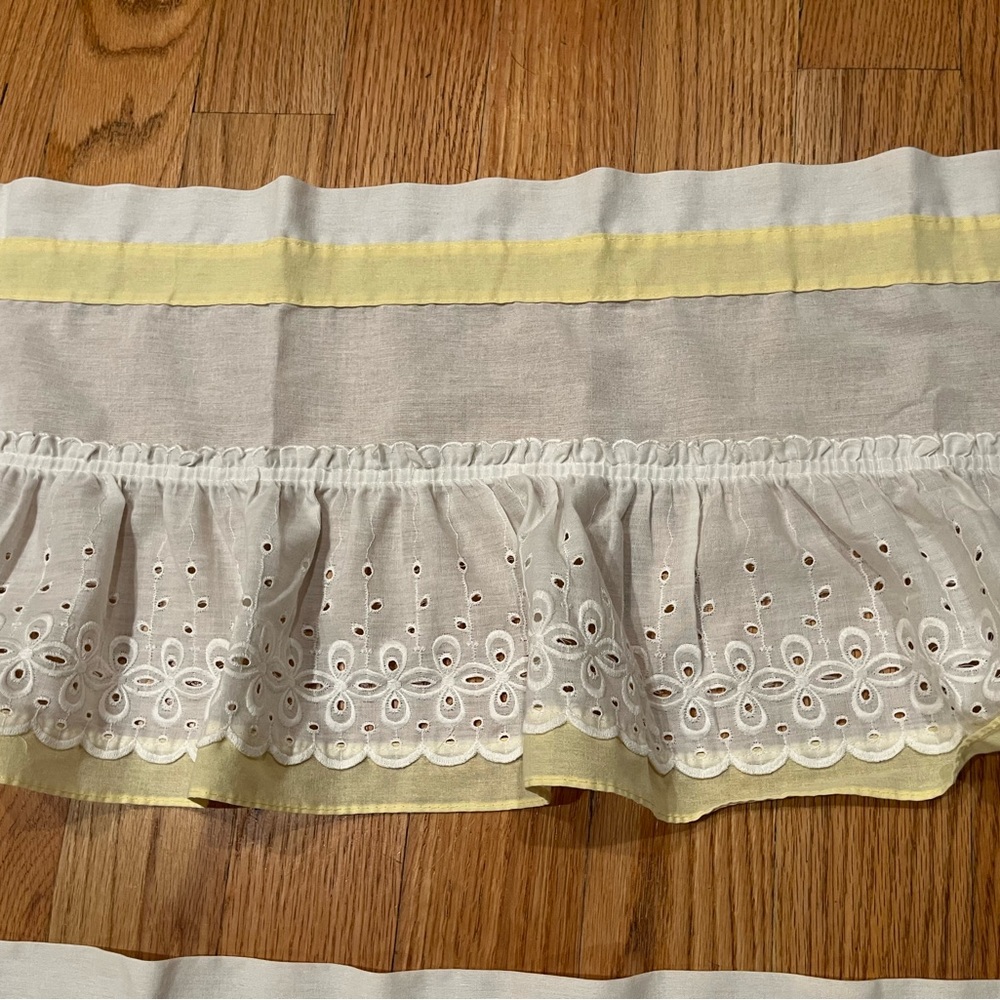 Vintage white ruffled eyelet curtains w pale yellow trim - Picture 11 of 16